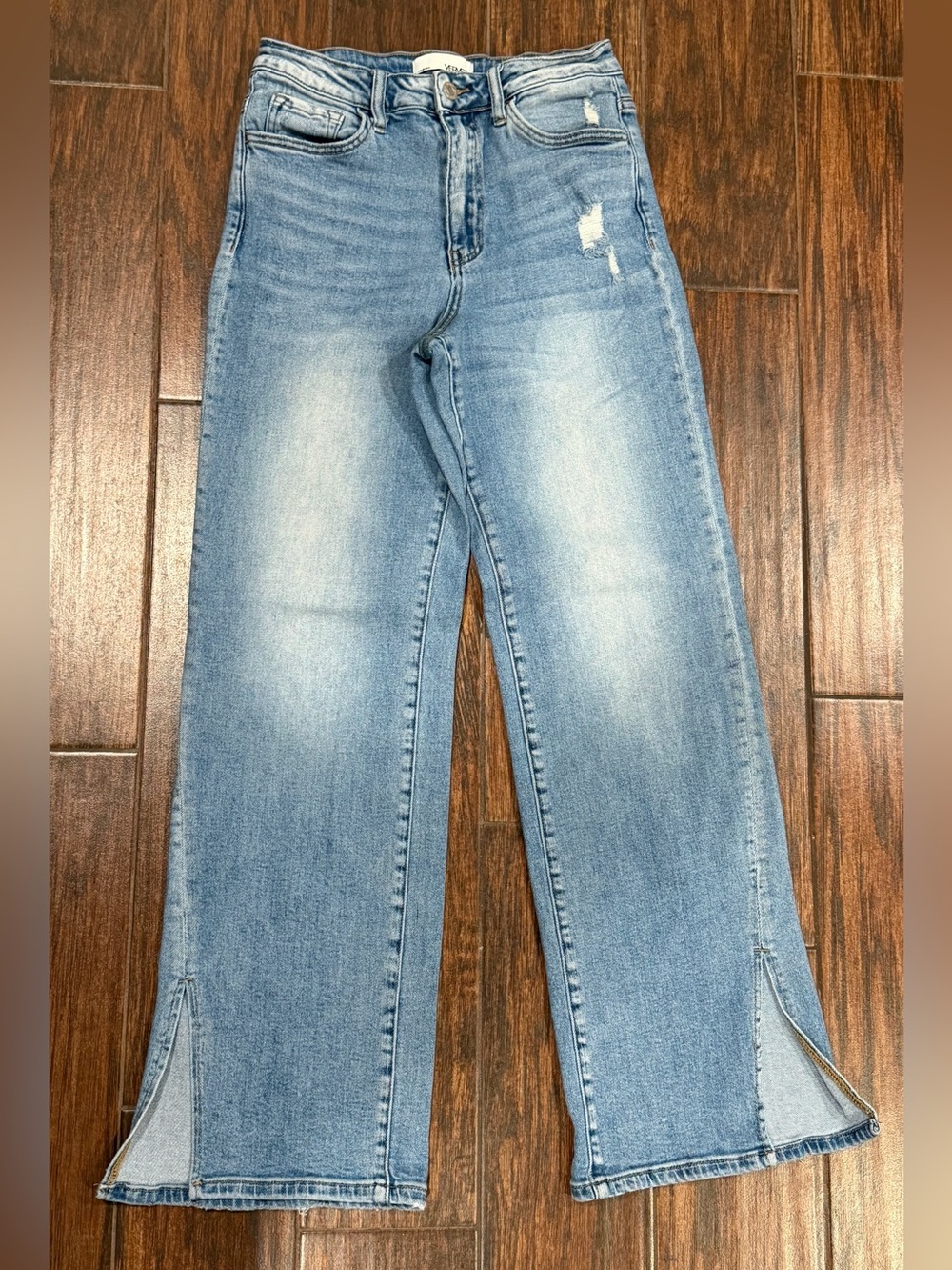 Light Wash High-Rise Wide Leg Jeans with Back-Slit Hem - Picture 2 of 9